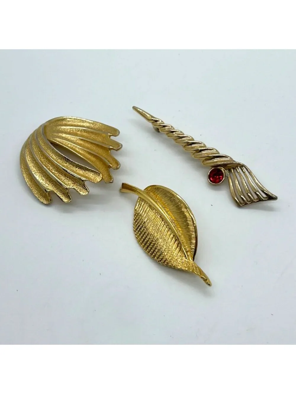 Vintage 1980s Abstract Brooches Pin Textured Gold Tone Swirl Leaf Red Rhinestone